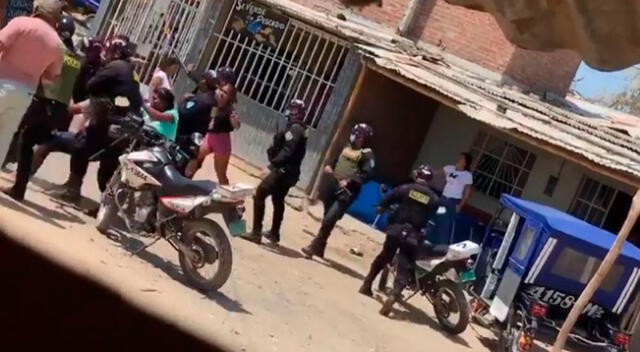 El enfrentamiento fue captado a traves de videos por los vecinos del sector, donde se observa al joven tirado en el pavimento, mientras sus amigos lanzan piedras a los policías.