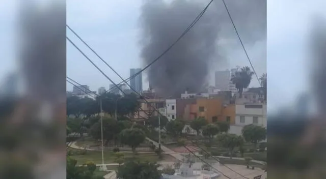 El incendio se reportó en la urbanización Santa Catalina.