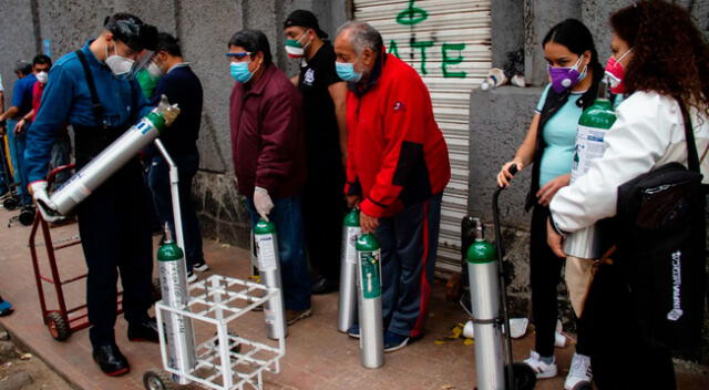 La escasez de tanques de oxígeno medicinal en México es aprovechada por estafadores.