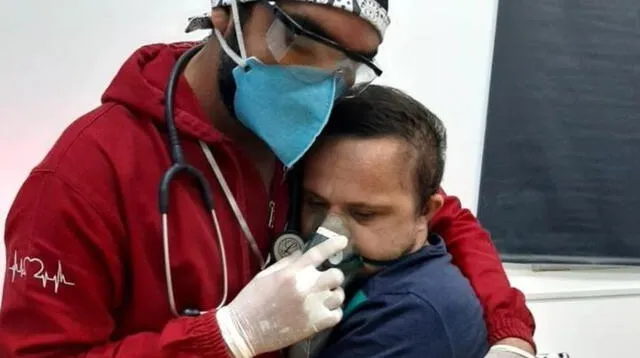 El enfermero Raimundo Nogueira, de 38 años, abraza a un paciente con síndrome de Down.