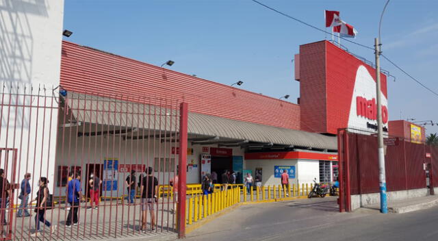 Largas colas para comprar en supermercados.