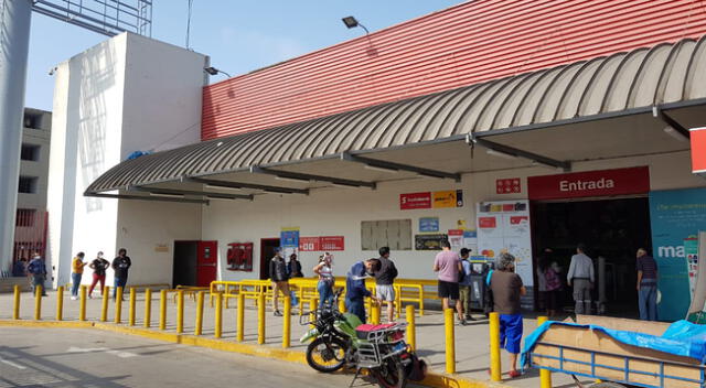 Largas colas para comprar en supermercados.