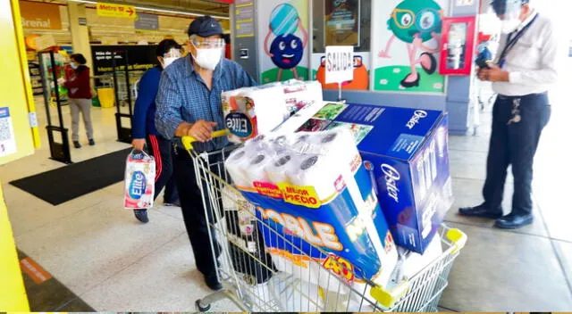 Tras el anuncio de la cuarentena total, diversos usuarios se aproximaron a comprar abastecimiento en supermercados.