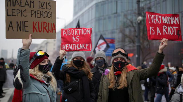 Manifestantes contra el fallo del Constitucional polaco que restringe el derecho al aborto se concentra en el centro de Varsovia.