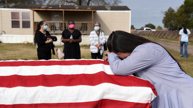 Una mujer llora la muerte de su marido en San Felipe, Texas.