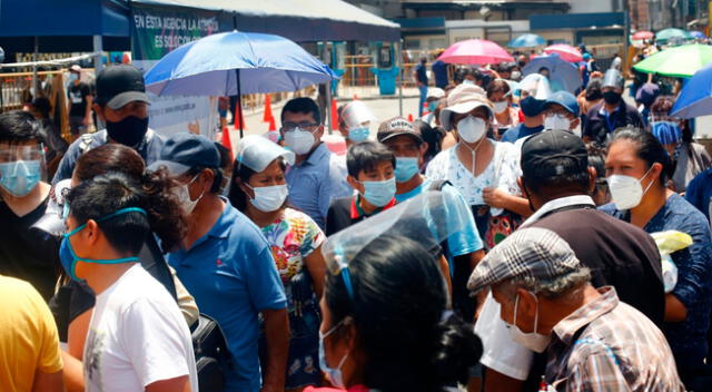 Decenas de personas se encuentran bajo el intenso sol y causando embotellamientos para realizar trámites o recojo del documento nacional de identidad (DNI).