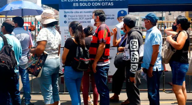 Decenas de personas se encuentran bajo el intenso sol y causando embotellamientos para realizar trámites o recojo del documento nacional de identidad (DNI).