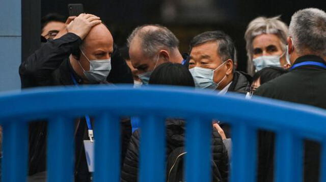Expertos de la Organización Mundial de la Salud (OMS), que investigan el origen del coronavirus Covid-19, visitan el mercado mayorista cerrado de Wuhan.