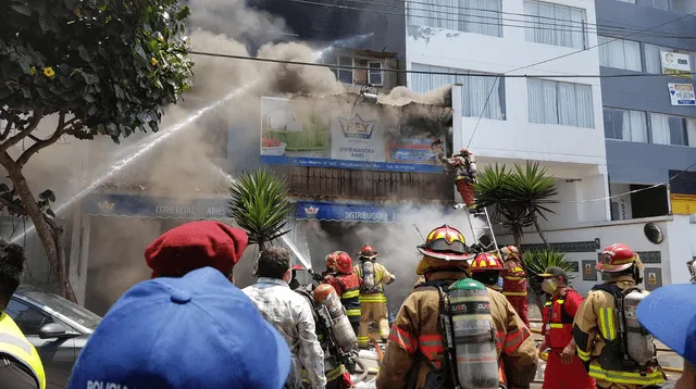 El incendio se originó en una tienda de venta de productos de plástico.