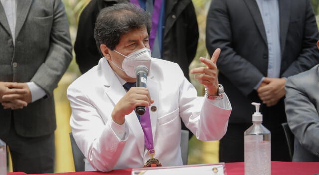 El decano del Colegio Médico del Perú, Miguel Palacios, dijo que el país está en una situación crítica.