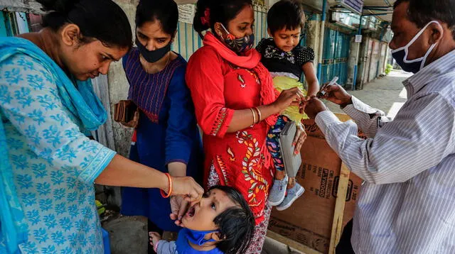 Un trabajador de salud administra la vacuna contra la polio a un niño en Calcuta, India, el domingo 22 de noviembre de 2020.
