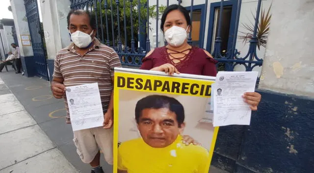 Familiares piden ayuda para retirar el cuerpo.