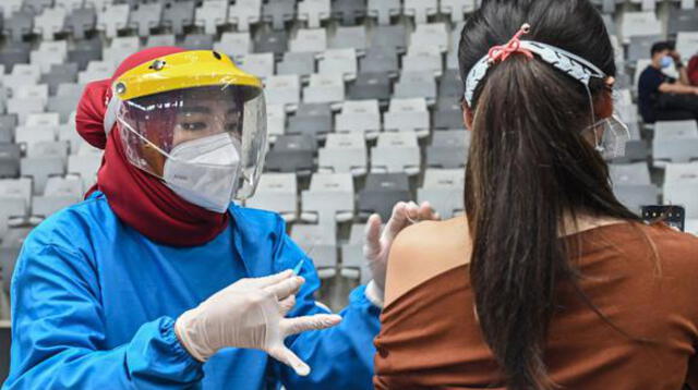 Una trabajadora de la salud recibe una vacuna contra el coronavirus Covid-19 en el estadio Istora Senayan en Yakarta, Indonesia.