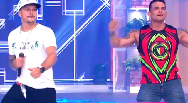 Mario Hart y Christian Domínguez intentaron replicar en vivo algunas coreografías de Combate, pero no todo resultó como esperaban.