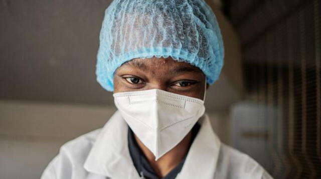 Una enfermera del hospital Lancet Nectare espera al próximo paciente para realizar una prueba de coronavirus COVID-19 en Johannesburgo, Sudáfrica.