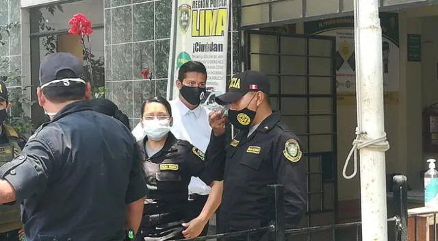Los falsos agentes portaban uniformes y credenciales adulterados de la Municipalidad de San Juan de Miraflores.