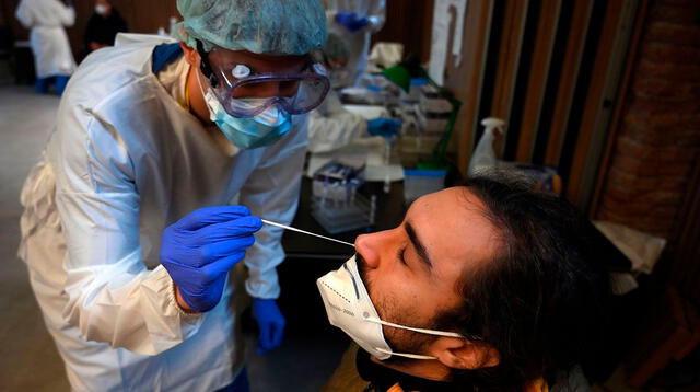 La incidencia acumulada de la COVID-19 se sitúa por encima de los 800 casos por cada 100.000 habitantes en España, según estimaciones oficiales. Foto: AFP