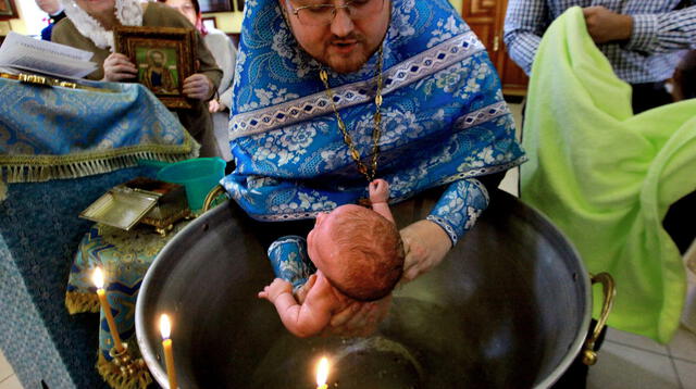 El bautismo tradicional de la Iglesia Ortodoxa Rumana consiste en sumergir tres veces la cabeza del recién nacido en el agua.