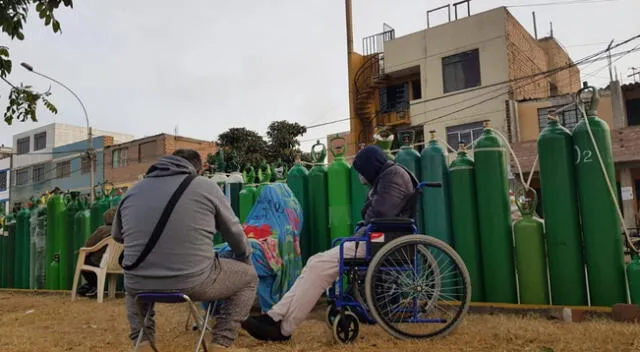 Familiares piden ayuda para recargar oxígeno.