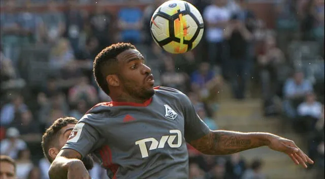 Jefferson Farfán hace dominadas con el balón como nuevo challenge.