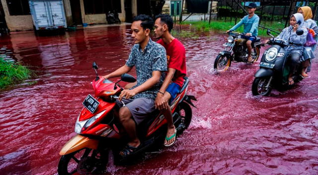 Según los residentes, el agua roja proviene de los residuos de tinte batik.