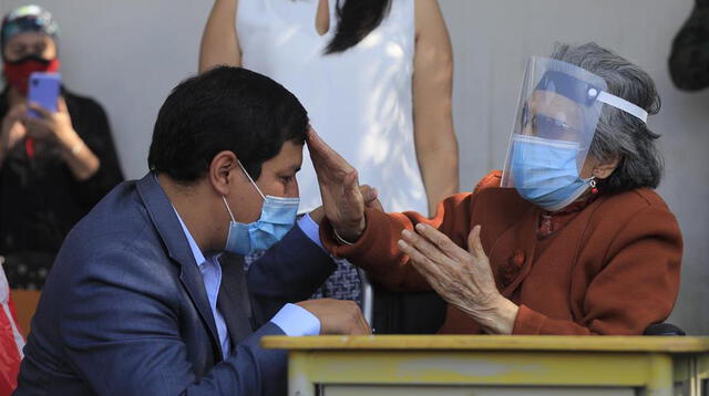 El candidato Andrés Arauz acompaña a su abuela Flor Cervina Galarza, de 106 años, a votar hoy, en Quito (Ecuador). EFE/ José Jácome