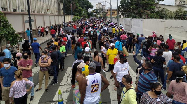 Votantes ecuatorianos manteniendo la distancia social afuera de la Parroquia Tarqui, que fue elegido como local de votación este domingo.