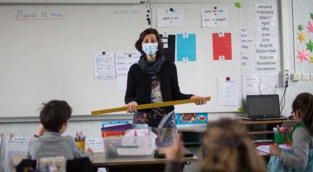 Una profesora da clase con mascarilla en un colegio de Francia en mayo del 2020 | Foto: AFP