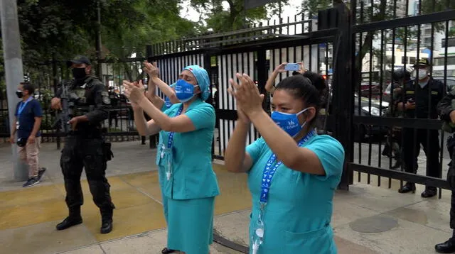 recibieron con aplausos la llegada de vacuna Sinopharm