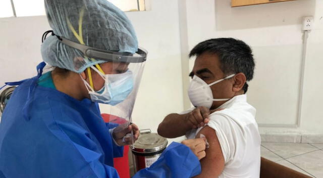 Jefes de área UCI del Hospital Loayza fueron los primeros en recibir la dosis de Sinopharm contra el COVID-19.