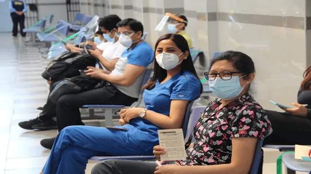 Médicos del hospital Dos de Mayo fueron vacunados este martes 9 de febrero.