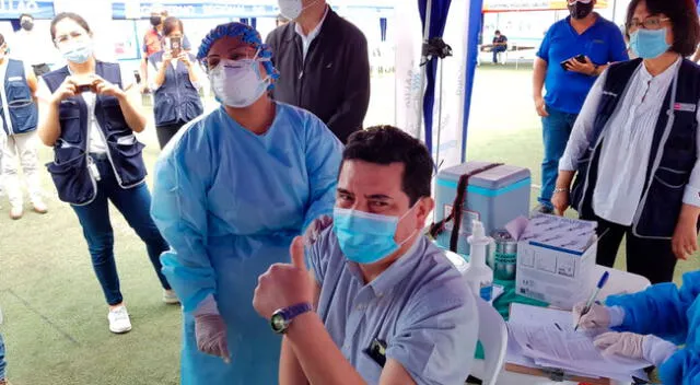 Vacunan a personal de salud en el Callao