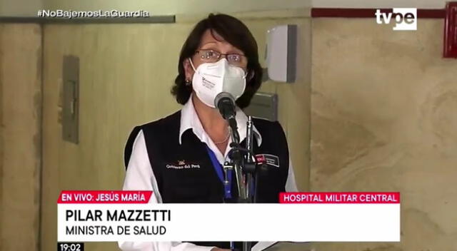 Ministra Pilar Mazzetti acompañó al presidente Francisco Sagasti a que se vacunara contra el coronavirus.
