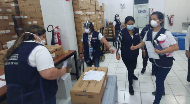 La directora general de la Diris Lima Este, Antonieta Alarcón, informó que la inoculación empezó ayer con el Hospital Hipólito Unanue