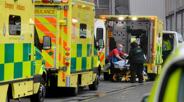 Un paciente es llevado en ambulancia en el Royal Free Hospital de Londres el 11 de enero de 2021, en medio de la pandemia de coronavirus.