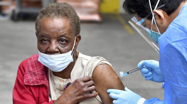 Vera Eskrive, de 86 años, recibe la vacuna Moderna contra el coronavirus en Los Ángeles, Estados Unidos. (Foto de Frederic J. BROWN / AFP).