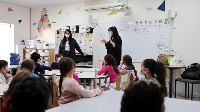 Niños en un aula de su escuela en Mevaseret Zion, luego de que Israel aliviara algunas restricciones por la pandemia de coronavirus. Foto: REUTERS / Ronen Zvulun