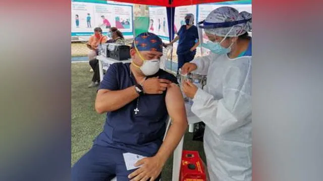 Joseph Guevara es el primer médico venezolano que es vacunado contra el coronavirus en Perú