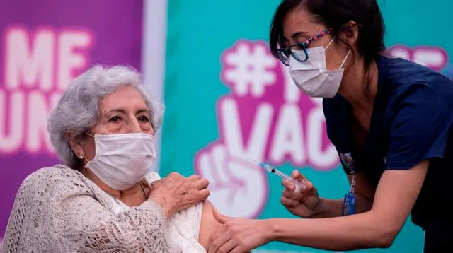 La vacuna china Sinovac contra la COVID-19 es aplicada en distintas ciudades de Chile. Foto: EFE