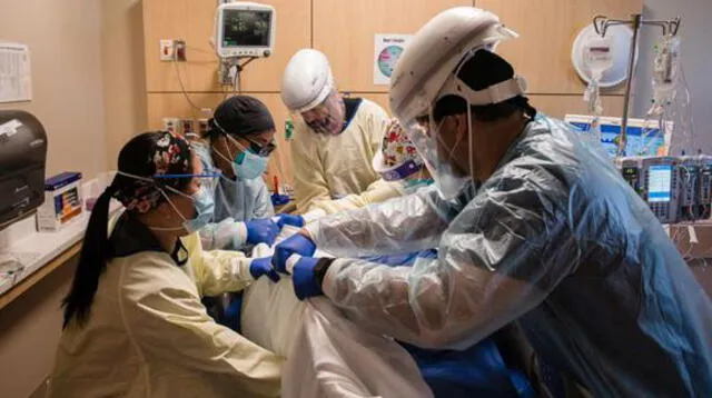 Los trabajadores de la salud tratan a un paciente en el área de desbordamiento de la Unidad de Cuidados Intensivos (UCI) Covid-19 en el Centro Médico Providence Holy Cross en Mission Hills, California, EE. UU. (Foto: Ariana Drehsler / Bloomberg).