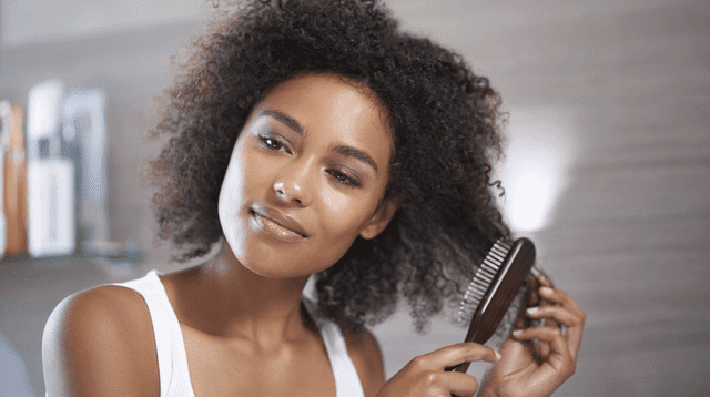 El cabello afro es más propenso a tener frizz por lo que necesita más cuidados.