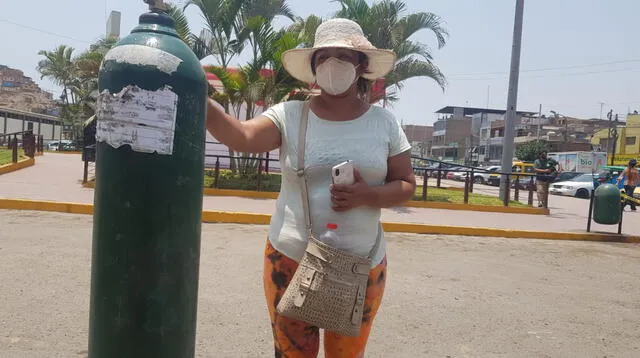 mujer pide ayuda para recargar balón con oxígeno