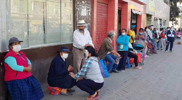 Las personas llegaron a agencia del Banco de la Nación en Puente Piedra desde las 5 a. m.