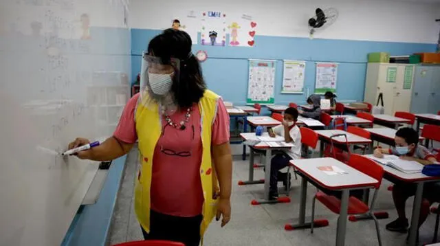Chile, que lleva casi un año con las escuelas cerradas, es además líder indiscutible de la vacunación en Latinoamérica y más de 2.1 millones de personas han recibido ya al menos una dosis. | Foto: EFE