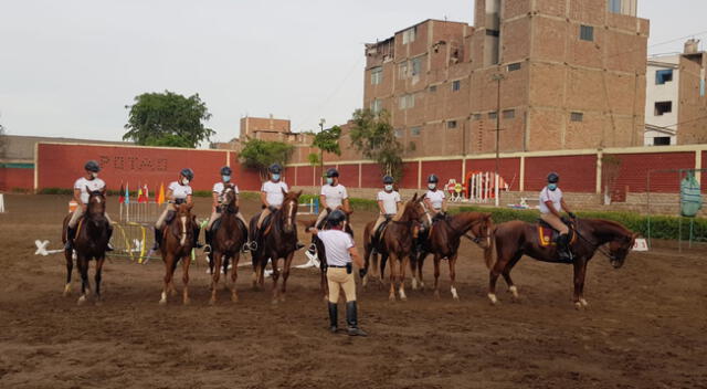 Patrullaje a caballo en zonas rurales de Lima.