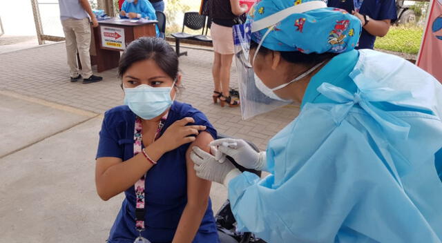 Durante esta y la siguiente semana se terminará de vacunar a todo el personal del Hospital Sergio Bernales, de Collique.