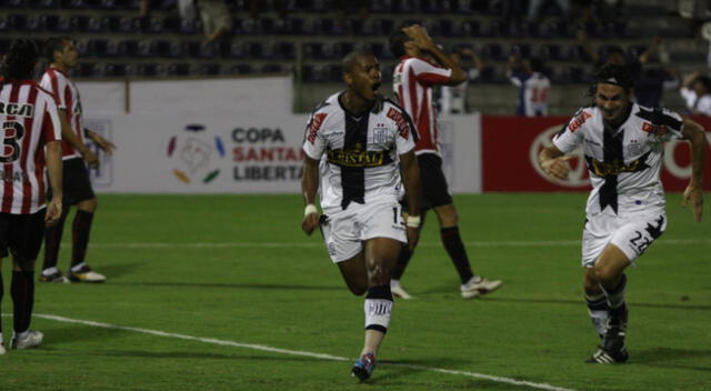 Wilmer Aguirre fue la figura de Alianza Lima aquella noche ante Estudiantes de La Plata.