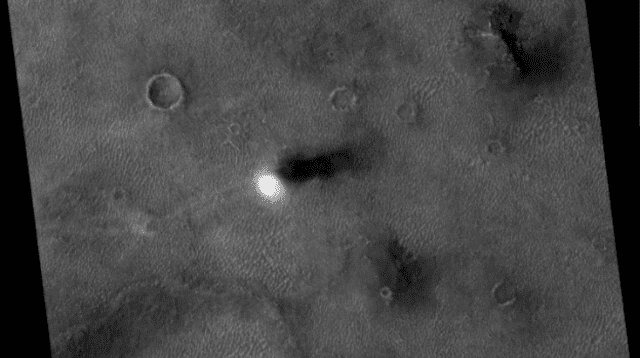 Torbellino de arena es registrado por la cámara HIRISE del orbitador MRO de la Nasa