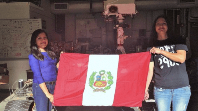 Rosa Ávalos y Melissa Soriano posan con el rover y la bandera nacional en Estados Unidos.