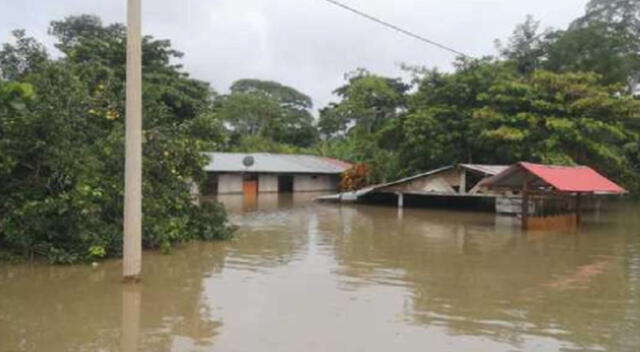 Diversas autoridades han llevado ayuda a damnificados, quienes se encuentran en colegio hasta que baje el caudal del río.